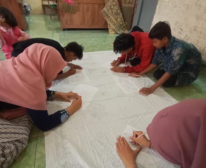 Mewarnai Kreativitas: Kegiatan Membatik di SLB B,C,D Autis YPALB