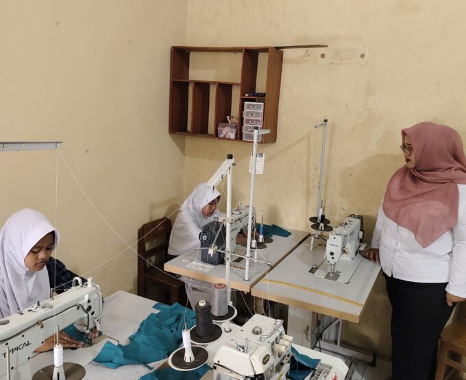 Belajar Menjahit: Merajut Kemandirian Sejak Dini di SLB B, C, D, AUTIS YPALB